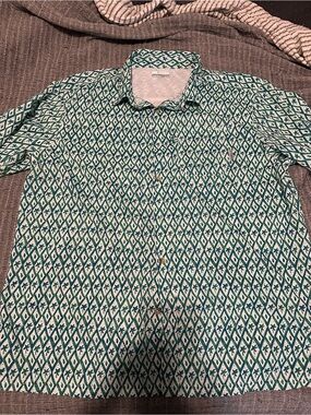 Columbia Green and White Geometric Short-Sleeve Button-Down Shirt